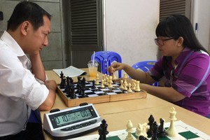 阮氏明詩與黎賢淑老師練習對弈，為今年6月的棋賽做好準備。