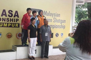 范氏河（後排中）在頒獎儀式上。（圖源：慶梅）