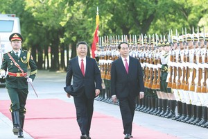 陳大光主席與習近平主席檢閱儀仗隊。（圖源：互聯網）