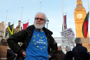 英國民眾在國會大廈前聚集示威，抗議議會上院投票通過“脫歐”法案。（圖源：gettyimages）