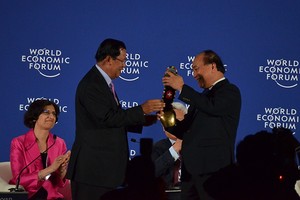 阮春福總理出席了WEF ASEAN峰會閉幕儀式和將2018年WEF ASEAN峰會主辦權交給越南的移交儀式。（圖源：互聯網）