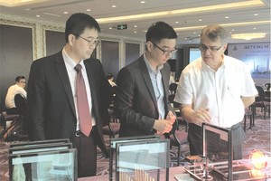 與會者正參觀節能環保玻璃。（圖源：寰 宇）