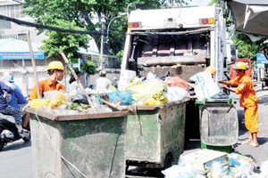 清潔工人在收集垃圾。