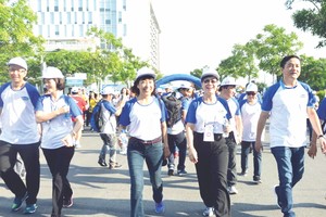 參加“走１萬步”活動的各位市領導代表。（圖源：互聯網）