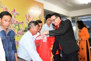 王永協董事長給環境有困難的勞工贈送禮物。