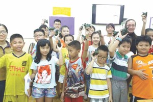 老師給學生派粽子。（資料圖：海韻）