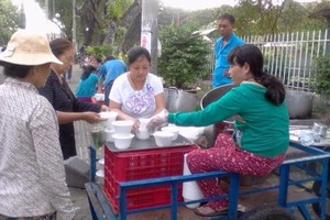 洛姐與蘭姐在醫院門口派送肉粥。