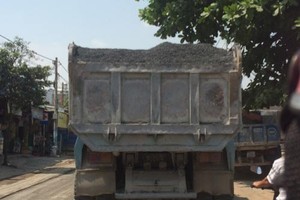 在第九郡阮闡街行駛的超載砂石車。（圖源：互聯網）