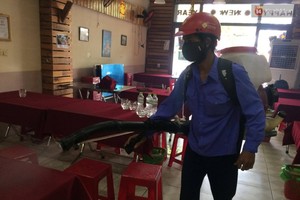 疑似致遊客食物中毒飯店被暫停活動，并採取餐飲具消毒措施。（圖源：互聯網）