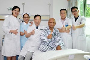 鄧財與聖丹福廣州現代腫瘤醫院醫護人員合影。