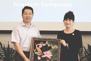 本市旅遊廳代表（右）贈 紀念品給廈門旅發委。