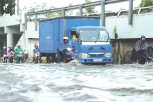 街道受淹，車輛行駛十分不便。（圖源：互聯網）