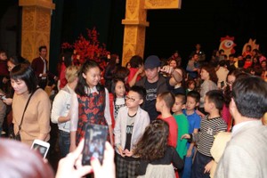 春北藝人（中戴帽者）對觀眾的“熱情”頗為尷尬。（圖源：互聯網）