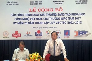 圖為 VIFOTEC常務副主席黎春草在頒獎儀式上發表講話。