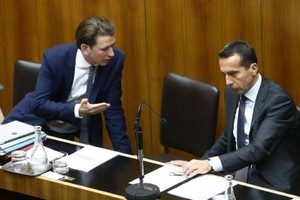 奧地利總理克恩（右）在維也納舉行的議會上發表講話。（圖源：路透社/Leonhard Foeger）