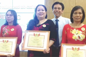 市華語成人教育中心主任錢美秀(左二) 獲得“好人好事”獎。