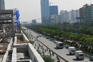 許多工程項目在地鐵沿途崛起。