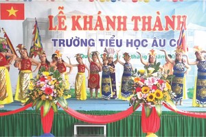 小學生舉行文藝節目慶新校舍落成。