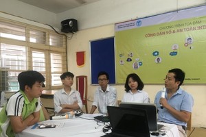 年輕教師阮德全（右一）與學生們交談中。（圖源：永河）