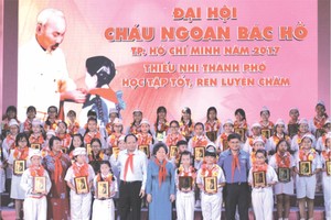 市領導與胡伯伯好兒童合照。