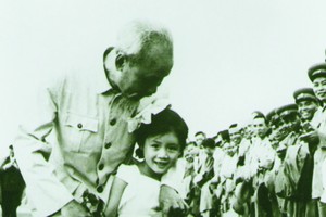 1957年5月，胡伯伯與幼年的王楓。