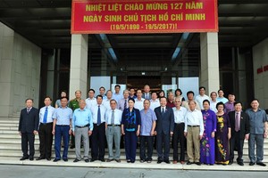 國會主席阮氏金銀與原安沛省各時期省委常務、省委常務處委員共27名同志的代表團在國會大廈前合影留念。（圖源：人民代表電子報）