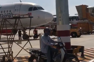 一名男人騎摩托車非法進入飛行區。（資料圖：臉書視頻截圖）