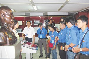 越南青年參觀中國柳州“胡志明舊居”。