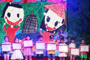 昨(21)日上午在第四郡Kizciti少兒輔業娛樂區公佈2017年少兒綠色風彩繪畫比賽結果及頒獎。（圖源：嘉順）