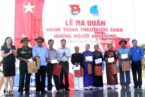 團中央執行委員會書記阮飛龍（右一）向廣南省的越南英雄母親及榮軍贈送了禮物。（資料圖：清波）