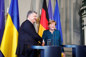 德國總理默克爾（右一）於德國梅澤貝格宮國賓館會見了烏克蘭總統波羅申科。（圖源：路透社）