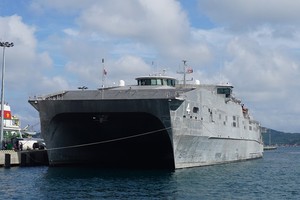 圖為抵達金蘭灣港口的美國海軍遠征快速運輸船USNS Fall River號。（圖源：阮鐘）