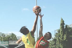 初中男子組朱文安學校（黃衣）對梁世榮學校比賽一瞥。