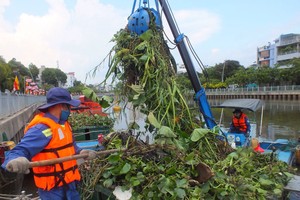清潔工人在饒祿-氏藝涌上打撈垃圾。