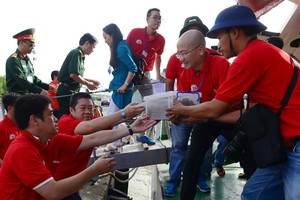 圖為從祖國各神聖歷史遺跡區收集的各箱泥土已獲轉交給各代表，運上“HQ996”號船。（圖源：光定）