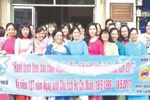 第五郡婦女在胡主席紀念館留影。