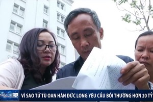 圖為遭錯判含冤入獄11年的死囚韓德隆（中）。（圖源：VTC視頻截圖）