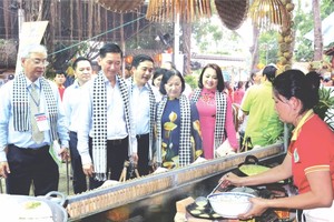 各領導參觀南方美食展位。(資料圖：仁建)