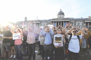 民眾向天空比心，表示悼念曼徹斯特爆炸遇難者。（圖源：互聯網）