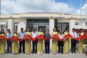 市委副書記武氏蓉（右六）與各團體代表舉行桔萊工業區黨委與團體機關辦公室落成剪彩儀式。（圖源：互聯網）