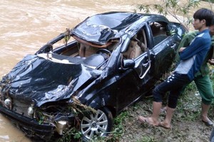 圖為事發現場，汽車被嚴重損壞，司機屍體距離該汽車約50米處。（圖源：富壽報網）