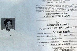 嘉萊省政治學校校長阮太平稱，將下達回收巴梅鄉黨委常務副書記黎文宣的中級政治理論文憑。（圖源：嘉萊網報）