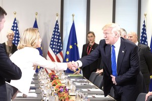 美國總統特朗普（右）與歐盟外交和安全政策高級代表莫蓋里尼握手。（圖源：互聯網）