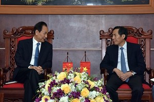 《人民報》總編輯順友會見中國新華社社長蔡名照（左）。（圖源：越通社）