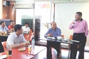 華人企業家杭慰瑤(右一)與高肇力(右二)分享創業經驗。