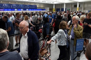 因受電腦系統故障影響，導致英航在全世界的航班無法起飛，大量乘客滯留機場。（圖源：路透社）