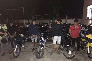 圖為公安派出所拘留的人贓並獲賽車青年及交通工具。（資料圖來源：互聯網）