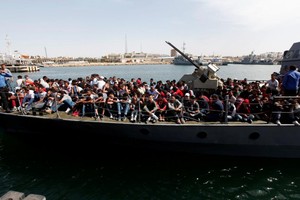今年5月10日在利比亞首都黎波里附近被當地軍方發現的滿載難民的船隻。（圖源：路透社）