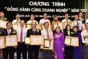 市委副書記武氏蓉及市各位領導同志 表彰 5 家良好關照工人的企業。（圖源：越勇）