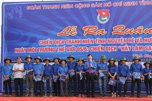 清化省共青團省委舉行2017年“暑期志願青年”及響應世界環境日“清潔海洋”活動發起儀式。